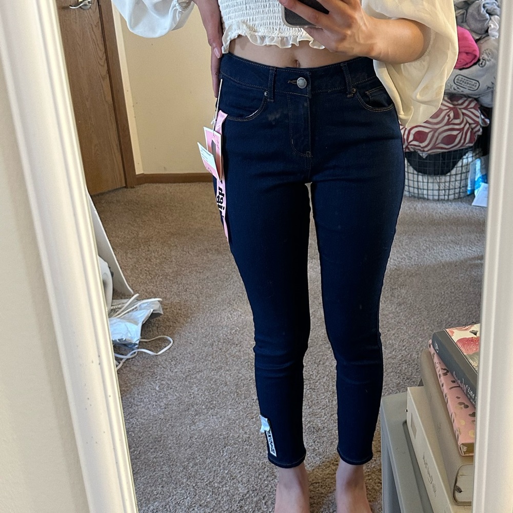 A brand sold through Fashion Nova! (Size 5)